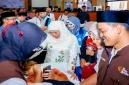 Gubernur Jawa Timur Khofifah Indar Parawansa meninjau kegiatan khitanan massal dan cek kesehatan gratis di Pendopo Kabupaten Pacitan, Kamis (22/10/2026). (Dok. Ho/RadarBangsa.co.id)