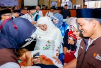 Gubernur Jawa Timur Khofifah Indar Parawansa meninjau kegiatan khitanan massal dan cek kesehatan gratis di Pendopo Kabupaten Pacitan, Kamis (22/10/2026). (Dok. Ho/RadarBangsa.co.id)
