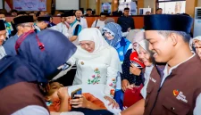 Gubernur Jawa Timur Khofifah Indar Parawansa meninjau kegiatan khitanan massal dan cek kesehatan gratis di Pendopo Kabupaten Pacitan, Kamis (22/10/2026). (Dok. Ho/RadarBangsa.co.id)