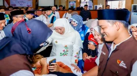 Gubernur Jawa Timur Khofifah Indar Parawansa meninjau kegiatan khitanan massal dan cek kesehatan gratis di Pendopo Kabupaten Pacitan, Kamis (22/10/2026). (Dok. Ho/RadarBangsa.co.id)