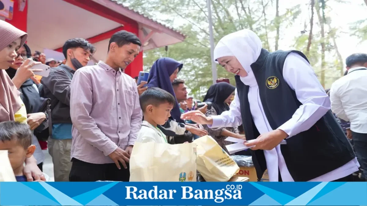 Gubernur Jawa Timur Khofifah Indar Parawansa dalam rangkaian bakti sosial terpadu Hari Jadi ke-81 Provinsi Jawa Timur di Pantai Slopeng, Sumenep, Rabu (14/10). (Dok. Ho/RadarBangsa.co.id)