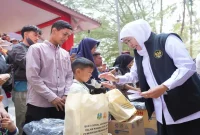 Gubernur Jawa Timur Khofifah Indar Parawansa dalam rangkaian bakti sosial terpadu Hari Jadi ke-81 Provinsi Jawa Timur di Pantai Slopeng, Sumenep, Rabu (14/10). (Dok. Ho/RadarBangsa.co.id)