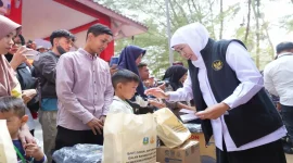 Gubernur Jawa Timur Khofifah Indar Parawansa dalam rangkaian bakti sosial terpadu Hari Jadi ke-81 Provinsi Jawa Timur di Pantai Slopeng, Sumenep, Rabu (14/10). (Dok. Ho/RadarBangsa.co.id)