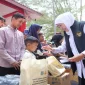 Gubernur Jawa Timur Khofifah Indar Parawansa dalam rangkaian bakti sosial terpadu Hari Jadi ke-81 Provinsi Jawa Timur di Pantai Slopeng, Sumenep, Rabu (14/10). (Dok. Ho/RadarBangsa.co.id)