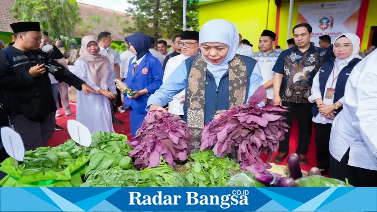 Gubernur Jawa Timur Khofifah Indar Parawansa saat meninjau Program SIKAP di SMKN 2 Pacitan, Kamis (22/10/2026). (Dok. Ho/RadarBangsa.co.id)