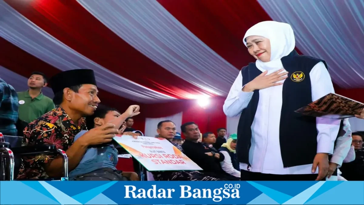 Gubernur Jawa Timur Khofifah Indar Parawansa menyerahkan bantuan dalam kegiatan Sapa Bansos dan Bakti Sosial di Pantai Slopeng, Sumenep, Rabu (14/10/2026). (Dok. Ho/RadarBangsa.co.id)
