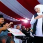 Gubernur Jawa Timur Khofifah Indar Parawansa menyerahkan bantuan dalam kegiatan Sapa Bansos dan Bakti Sosial di Pantai Slopeng, Sumenep, Rabu (14/10/2026). (Dok. Ho/RadarBangsa.co.id)