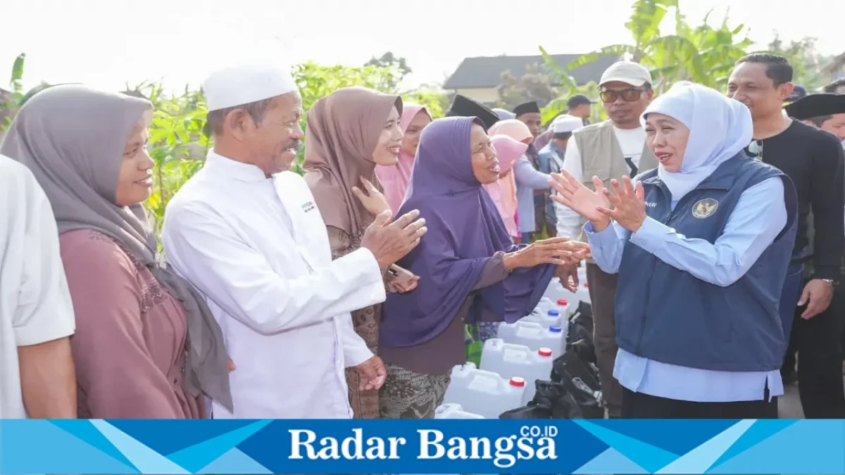 Gubernur Jawa Timur Khofifah Indar Parawansa saat menyalurkan bantuan air bersih kepada warga Dusun Marang, Desa Larangan Barma, Kecamatan Batuputih, Sumenep, Rabu (14/10). (Dok. Ho/RadarBangsa.co.id)