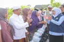 Gubernur Jawa Timur Khofifah Indar Parawansa saat menyalurkan bantuan air bersih kepada warga Dusun Marang, Desa Larangan Barma, Kecamatan Batuputih, Sumenep, Rabu (14/10). (Dok. Ho/RadarBangsa.co.id)