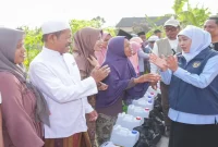 Gubernur Jawa Timur Khofifah Indar Parawansa saat menyalurkan bantuan air bersih kepada warga Dusun Marang, Desa Larangan Barma, Kecamatan Batuputih, Sumenep, Rabu (14/10). (Dok. Ho/RadarBangsa.co.id)