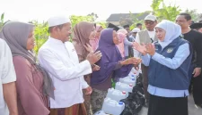 Gubernur Jawa Timur Khofifah Indar Parawansa saat menyalurkan bantuan air bersih kepada warga Dusun Marang, Desa Larangan Barma, Kecamatan Batuputih, Sumenep, Rabu (14/10). (Dok. Ho/RadarBangsa.co.id)