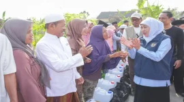Gubernur Jawa Timur Khofifah Indar Parawansa saat menyalurkan bantuan air bersih kepada warga Dusun Marang, Desa Larangan Barma, Kecamatan Batuputih, Sumenep, Rabu (14/10). (Dok. Ho/RadarBangsa.co.id)