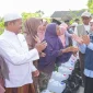 Gubernur Jawa Timur Khofifah Indar Parawansa saat menyalurkan bantuan air bersih kepada warga Dusun Marang, Desa Larangan Barma, Kecamatan Batuputih, Sumenep, Rabu (14/10). (Dok. Ho/RadarBangsa.co.id)
