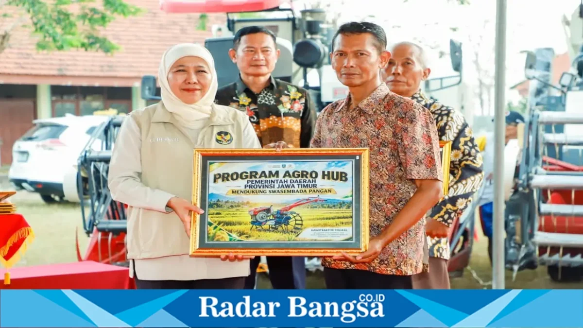 Gubernur Jawa Timur Khofifah Indar Parawansa menyerahkan bantuan alsintan kepada kelompok tani di Kabupaten Lamongan, Jumat (16/10/2026). (Dok. Ho/RadarBangsa.co.id)