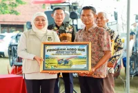 Gubernur Jawa Timur Khofifah Indar Parawansa menyerahkan bantuan alsintan kepada kelompok tani di Kabupaten Lamongan, Jumat (16/10/2026). (Dok. Ho/RadarBangsa.co.id)