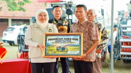 Gubernur Jawa Timur Khofifah Indar Parawansa menyerahkan bantuan alsintan kepada kelompok tani di Kabupaten Lamongan, Jumat (16/10/2026). (Dok. Ho/RadarBangsa.co.id)