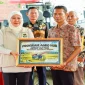 Gubernur Jawa Timur Khofifah Indar Parawansa menyerahkan bantuan alsintan kepada kelompok tani di Kabupaten Lamongan, Jumat (16/10/2026). (Dok. Ho/RadarBangsa.co.id)