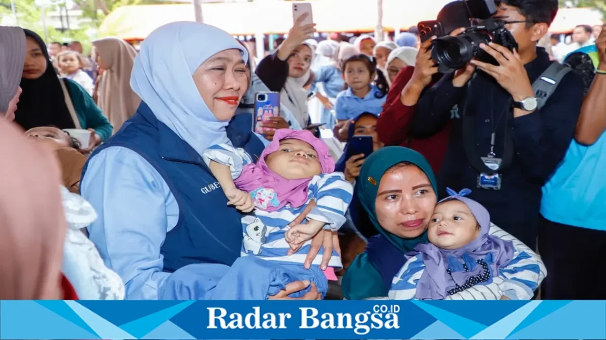 Gubernur Jawa Timur Khofifah Indar Parawansa bersama ibu dan balita penerima bantuan paket gizi di Pacitan. (Dok. Ho/Pemprov Jatim/RadarBangsa.co.id).