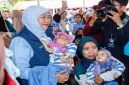 Gubernur Jawa Timur Khofifah Indar Parawansa bersama ibu dan balita penerima bantuan paket gizi di Pacitan. (Dok. Ho/Pemprov Jatim/RadarBangsa.co.id).