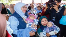 Gubernur Jawa Timur Khofifah Indar Parawansa bersama ibu dan balita penerima bantuan paket gizi di Pacitan. (Dok. Ho/Pemprov Jatim/RadarBangsa.co.id).