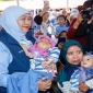 Gubernur Jawa Timur Khofifah Indar Parawansa bersama ibu dan balita penerima bantuan paket gizi di Pacitan. (Dok. Ho/Pemprov Jatim/RadarBangsa.co.id).
