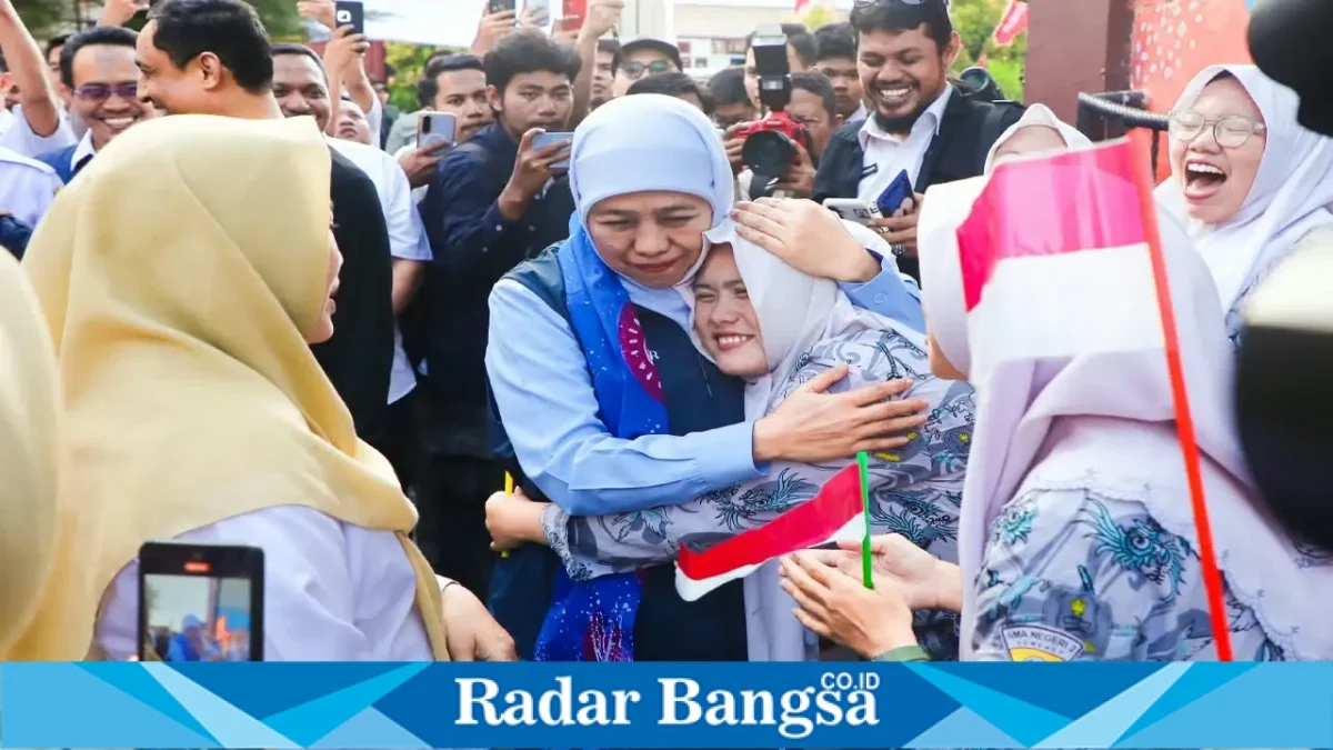 Gubernur Jawa Timur Khofifah Indar Parawansa saat menyalurkan bantuan afirmasi pendidikan kepada murid SMA, SMK, dan SLB di SMAN 2 Sumenep, Rabu (14/10/2026). (Dok. Ho/RadarBangsa.co.id)