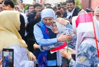Gubernur Jawa Timur Khofifah Indar Parawansa saat menyalurkan bantuan afirmasi pendidikan kepada murid SMA, SMK, dan SLB di SMAN 2 Sumenep, Rabu (14/10/2026). (Dok. Ho/RadarBangsa.co.id)