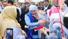 Gubernur Jawa Timur Khofifah Indar Parawansa saat menyalurkan bantuan afirmasi pendidikan kepada murid SMA, SMK, dan SLB di SMAN 2 Sumenep, Rabu (14/10/2026). (Dok. Ho/RadarBangsa.co.id)