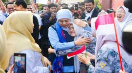 Gubernur Jawa Timur Khofifah Indar Parawansa saat menyalurkan bantuan afirmasi pendidikan kepada murid SMA, SMK, dan SLB di SMAN 2 Sumenep, Rabu (14/10/2026). (Dok. Ho/RadarBangsa.co.id)