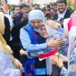 Gubernur Jawa Timur Khofifah Indar Parawansa saat menyalurkan bantuan afirmasi pendidikan kepada murid SMA, SMK, dan SLB di SMAN 2 Sumenep, Rabu (14/10/2026). (Dok. Ho/RadarBangsa.co.id)