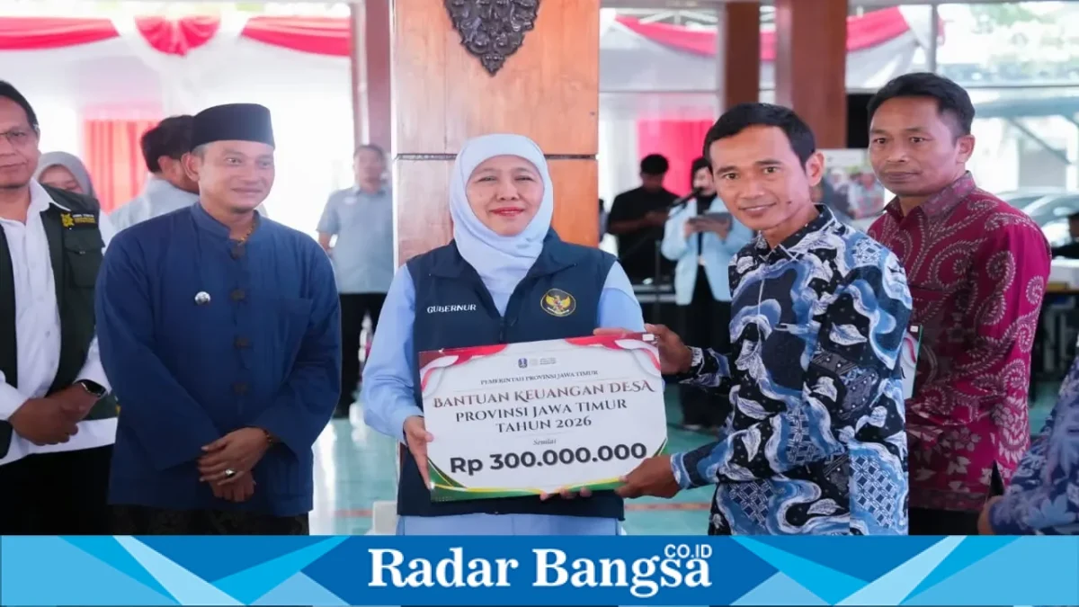Gubernur Jawa Timur Khofifah Indar Parawansa menyerahkan bantuan sosial dan dukungan program bagi masyarakat Kabupaten Pacitan. (Dok. Ho/Pemprov Jawa Timur/RadarBangsa.co.id).