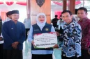 Gubernur Jawa Timur Khofifah Indar Parawansa menyerahkan bantuan sosial dan dukungan program bagi masyarakat Kabupaten Pacitan. (Dok. Ho/Pemprov Jawa Timur/RadarBangsa.co.id).