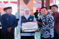 Gubernur Jawa Timur Khofifah Indar Parawansa menyerahkan bantuan sosial dan dukungan program bagi masyarakat Kabupaten Pacitan. (Dok. Ho/Pemprov Jawa Timur/RadarBangsa.co.id).