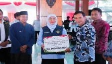 Gubernur Jawa Timur Khofifah Indar Parawansa menyerahkan bantuan sosial dan dukungan program bagi masyarakat Kabupaten Pacitan. (Dok. Ho/Pemprov Jawa Timur/RadarBangsa.co.id).