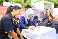 Gubernur Jawa Timur Khofifah Indar Parawansa bersama anak-anak dalam aktivitas membatik pada momentum Hari Batik Nasional 2026. (Dok. Ho/RadarBangsa.co.id)
