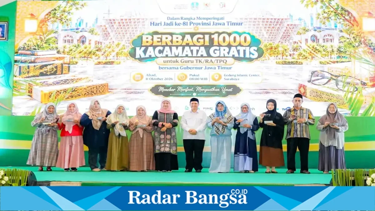 Gubernur Jawa Timur Khofifah Indar Parawansa bersama BAZNAS Jatim dalam kegiatan penyaluran kacamata gratis bagi guru di Islamic Center Surabaya, Minggu (11/10). (Dok. Ho/RadarBangsa.co.id)