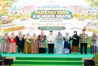 Gubernur Jawa Timur Khofifah Indar Parawansa bersama BAZNAS Jatim dalam kegiatan penyaluran kacamata gratis bagi guru di Islamic Center Surabaya, Minggu (11/10). (Dok. Ho/RadarBangsa.co.id)