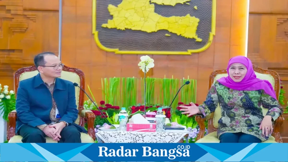 Gubernur Jawa Timur Khofifah Indar Parawansa saat menerima audiensi Kepala Perwakilan BPKP Provinsi Jawa Timur Hasoloan Manalu di Gedung Negara Grahadi Surabaya, Jumat (2/10/2026). (Dok. Ho/RadarBangsa.co.id)