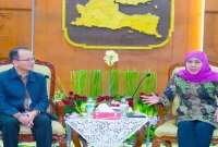 Gubernur Jawa Timur Khofifah Indar Parawansa saat menerima audiensi Kepala Perwakilan BPKP Provinsi Jawa Timur Hasoloan Manalu di Gedung Negara Grahadi Surabaya, Jumat (2/10/2026). (Dok. Ho/RadarBangsa.co.id)
