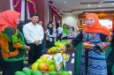 Gubernur Jawa Timur Khofifah Indar Parawansa bersama pelaku usaha Jepang dan UKM Jawa Timur dalam kegiatan business matching di Gedung Negara Grahadi, Surabaya, Jumat (30/10/2026). (Dok. Ho/Pemprov Jatim)