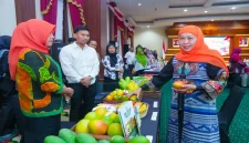Gubernur Jawa Timur Khofifah Indar Parawansa bersama pelaku usaha Jepang dan UKM Jawa Timur dalam kegiatan business matching di Gedung Negara Grahadi, Surabaya, Jumat (30/10/2026). (Dok. Ho/Pemprov Jatim)