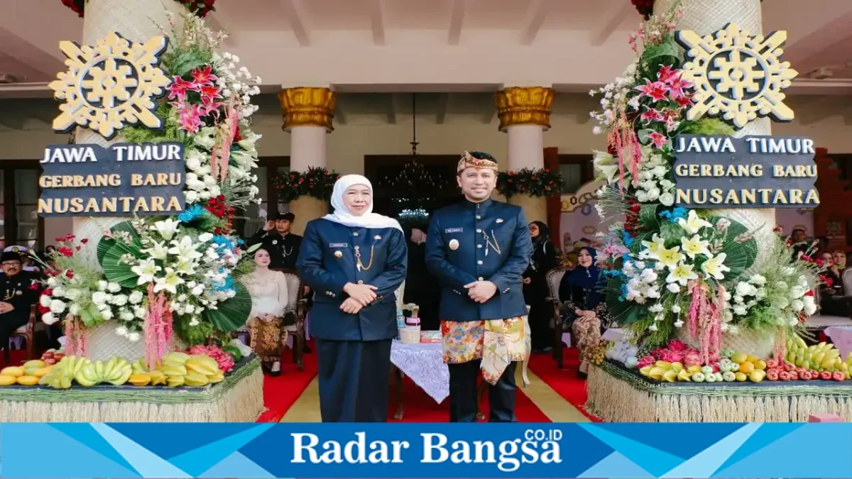 Gubernur Jawa Timur Khofifah Indar Parawansa bersama Wakil Gubernur Emil Elestianto Dardak saat peringatan Hari Jadi ke-81 Jawa Timur. (Dok. Ho/RadarBangsa.co.id)