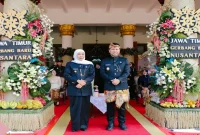 Gubernur Jawa Timur Khofifah Indar Parawansa bersama Wakil Gubernur Emil Elestianto Dardak saat peringatan Hari Jadi ke-81 Jawa Timur. (Dok. Ho/RadarBangsa.co.id)