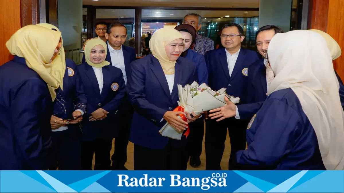Khofifah Indar Parawansa saat melantik Pengurus Wilayah IKA UNAIR Kalimantan Timur periode 2025–2030 di Hotel Gran Senyiur, Balikpapan, Kamis (8/10). (Dok. Ho/RadarBangsa.co.id)