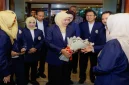 Khofifah Indar Parawansa saat melantik Pengurus Wilayah IKA UNAIR Kalimantan Timur periode 2025–2030 di Hotel Gran Senyiur, Balikpapan, Kamis (8/10). (Dok. Ho/RadarBangsa.co.id)