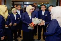Khofifah Indar Parawansa saat melantik Pengurus Wilayah IKA UNAIR Kalimantan Timur periode 2025–2030 di Hotel Gran Senyiur, Balikpapan, Kamis (8/10). (Dok. Ho/RadarBangsa.co.id)