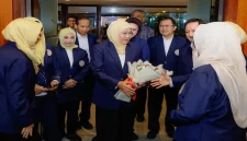 Khofifah Indar Parawansa saat melantik Pengurus Wilayah IKA UNAIR Kalimantan Timur periode 2025–2030 di Hotel Gran Senyiur, Balikpapan, Kamis (8/10). (Dok. Ho/RadarBangsa.co.id)