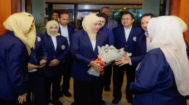 Khofifah Indar Parawansa saat melantik Pengurus Wilayah IKA UNAIR Kalimantan Timur periode 2025–2030 di Hotel Gran Senyiur, Balikpapan, Kamis (8/10). (Dok. Ho/RadarBangsa.co.id)