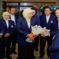 Khofifah Indar Parawansa saat melantik Pengurus Wilayah IKA UNAIR Kalimantan Timur periode 2025–2030 di Hotel Gran Senyiur, Balikpapan, Kamis (8/10). (Dok. Ho/RadarBangsa.co.id)