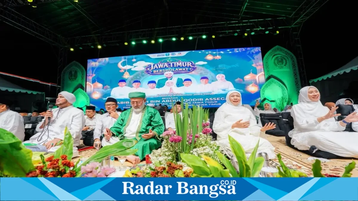 Gubernur Jawa Timur Khofifah Indar Parawansa bersama ribuan jemaah mengikuti Jawa Timur Bersholawat di halaman Gedung DPRD Jawa Timur, Rabu (7/10/2026) malam. (Dok. Ho/RadarBangsa.co.id)